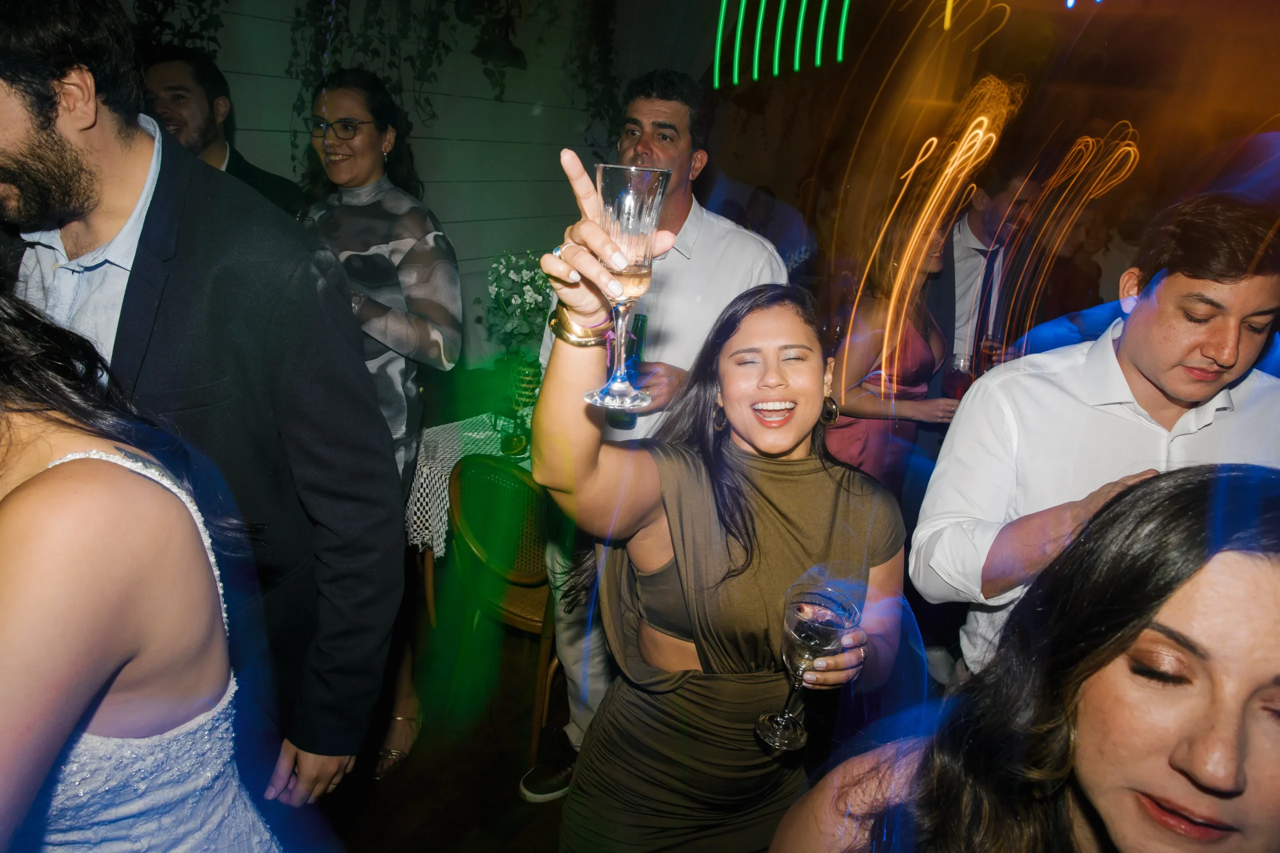 noivos na pista de dança durante festa no Celeiro Quintal em São Paulo