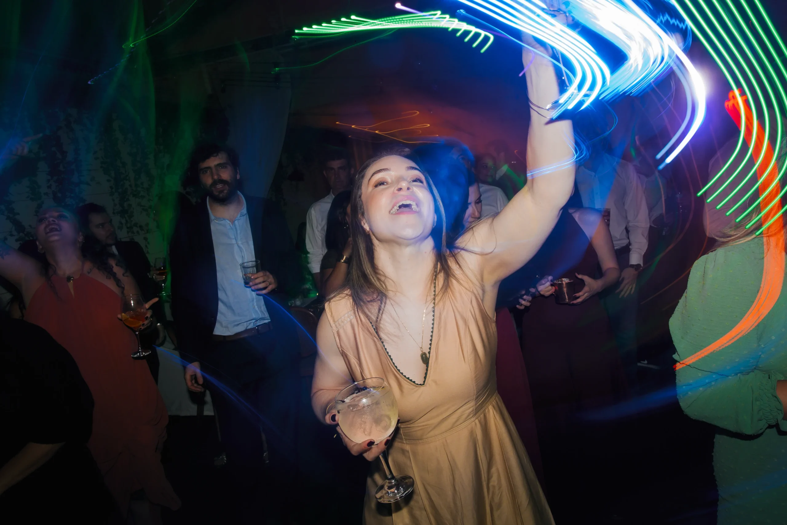 convidados comemorando o casamento no Celeiro Quintal com clima animado