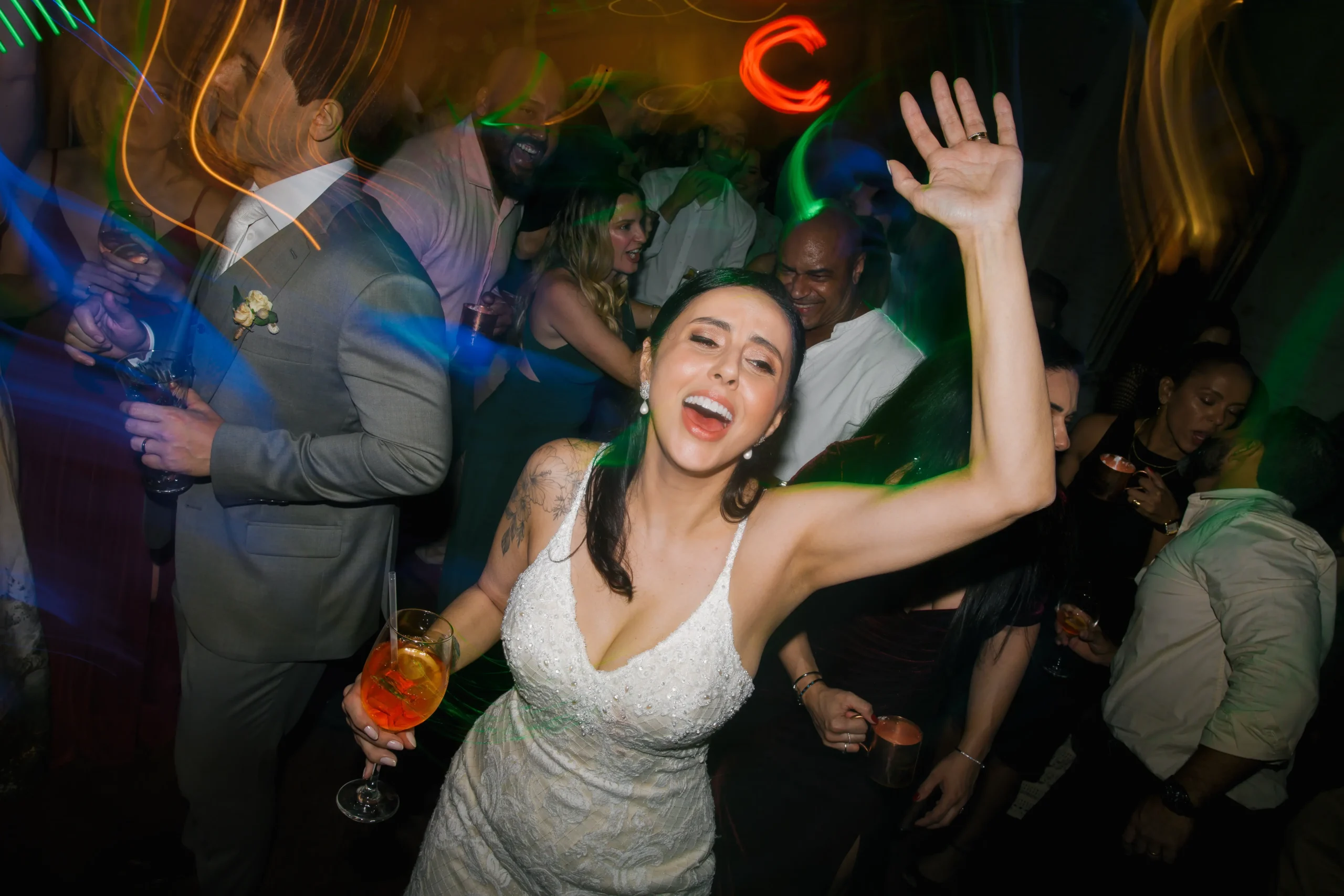 últimos momentos da festa de casamento no Celeiro Quintal em São Paulo com convidados na pista