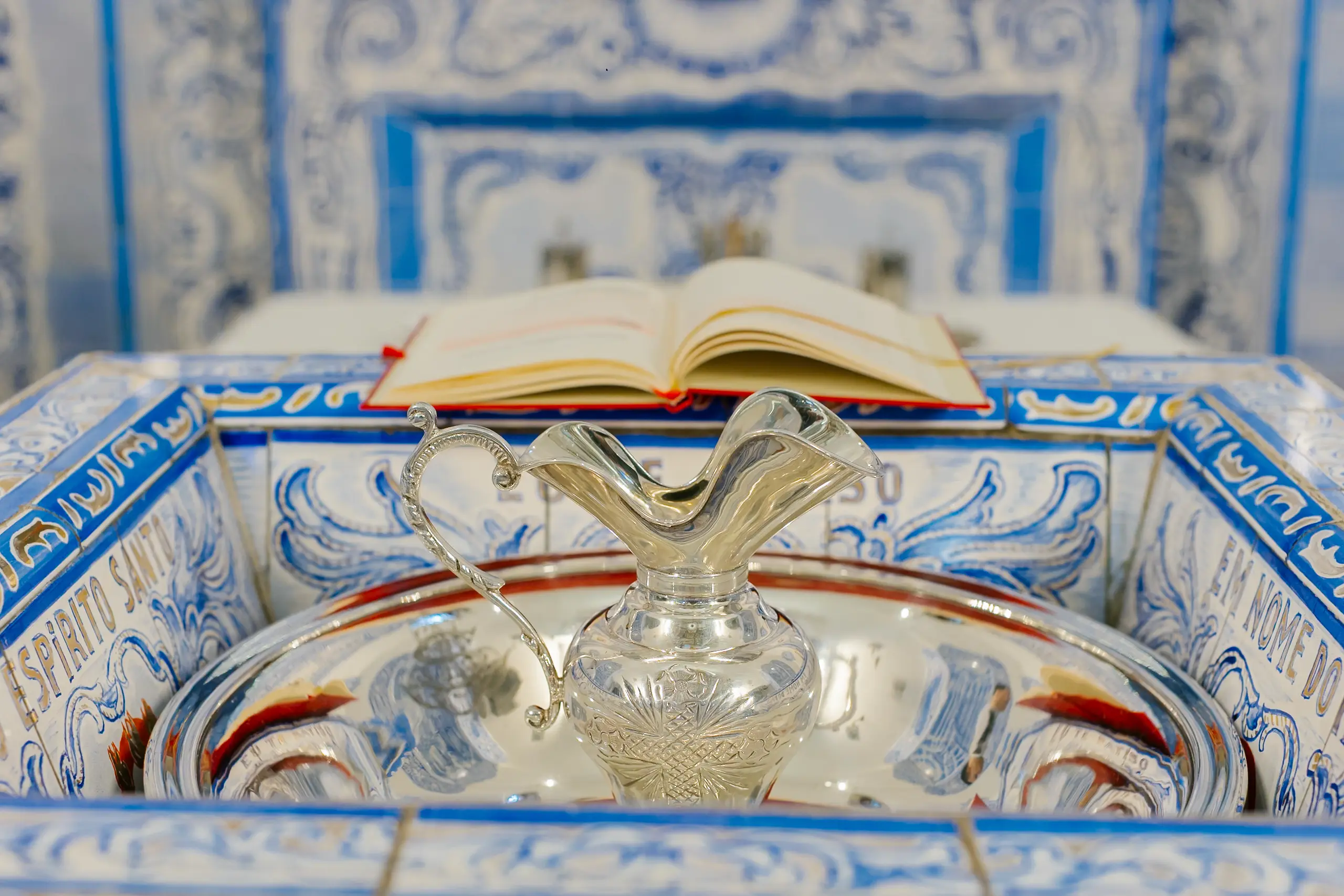 Detalhes artísticos do interior da Igreja Nossa Senhora do Brasil durante batizado