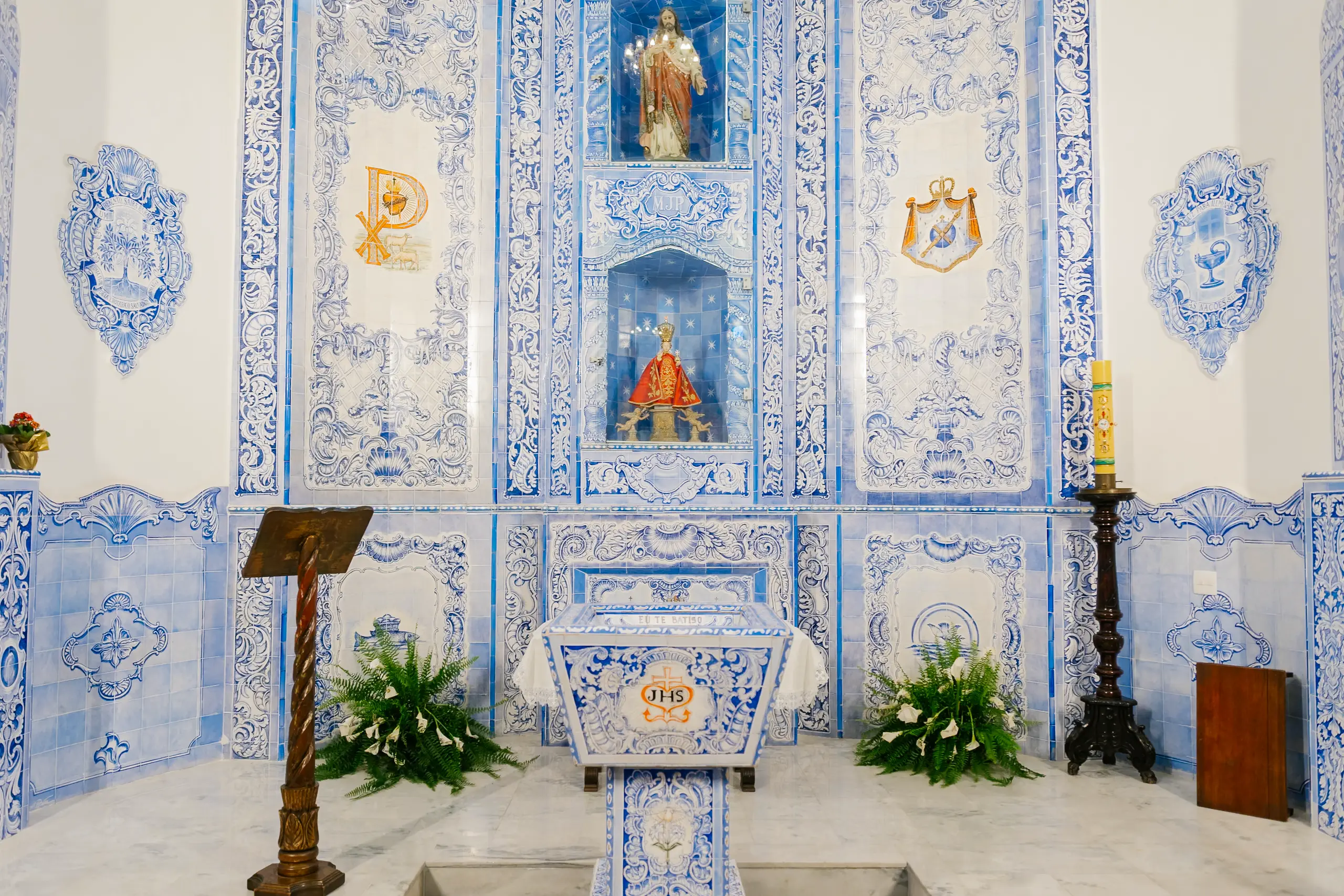 Detalhes do púlpito com azulejos portugueses na Igreja Nossa Senhora do Brasil durante batizado
