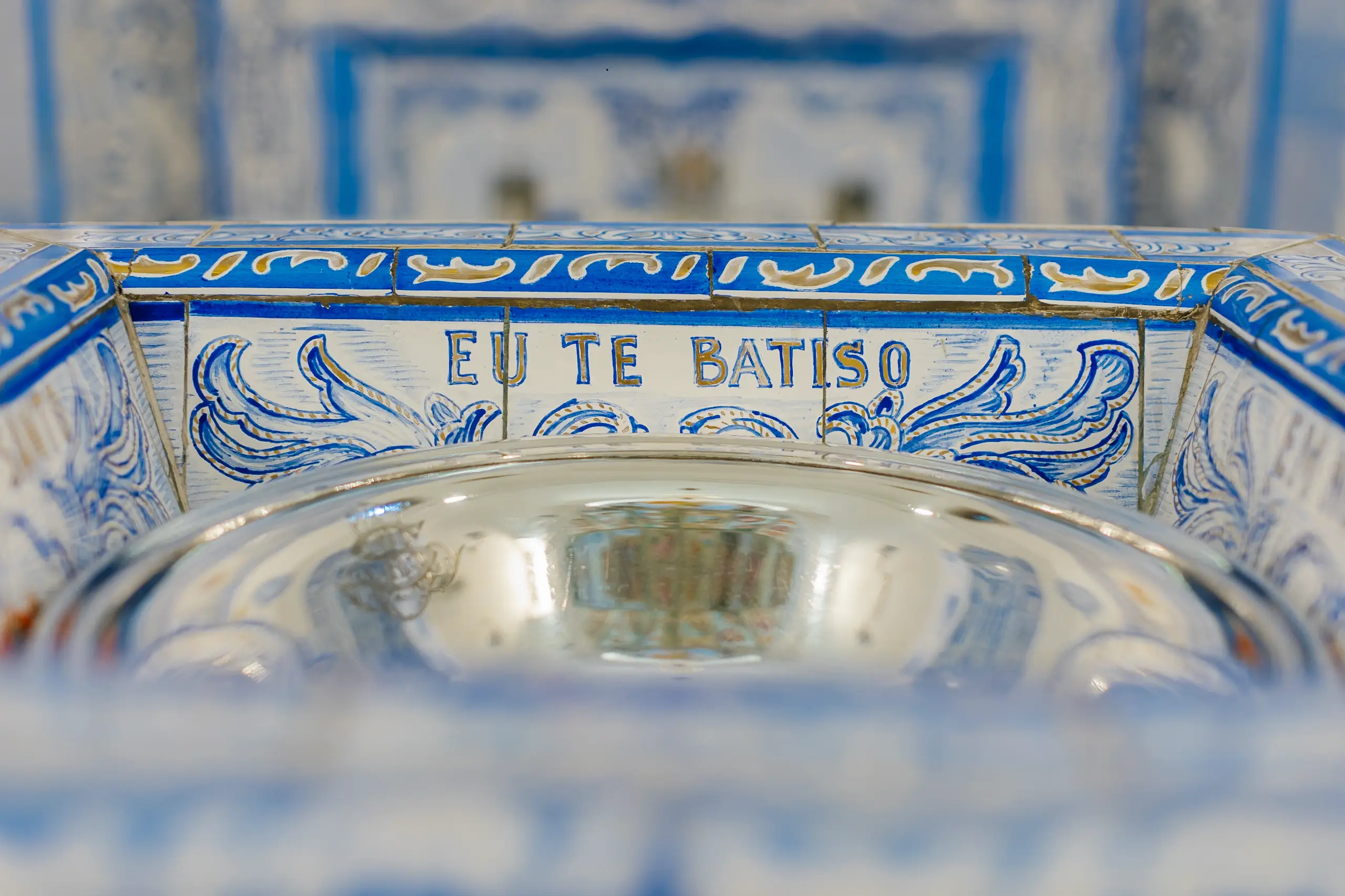 Detalhe arquitetônico da Igreja Nossa Senhora do Brasil durante cerimônia de batizado