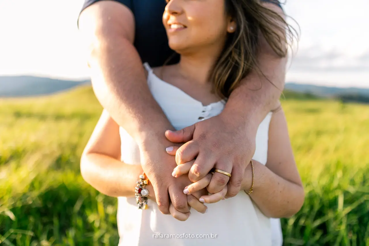 Abraço espontâneo durante ensaio pré wedding nas montanhas ao pôr do sol