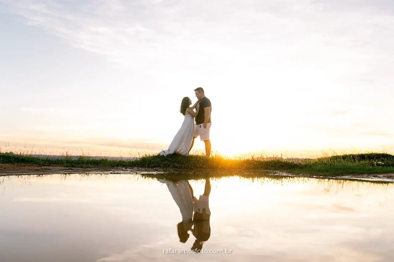 Ensaio pré wedding nas montanhas em São Paulo com casal abraçado e luz dourada