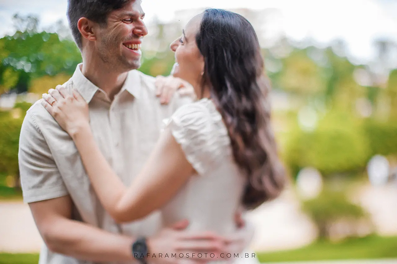 Ensaio pré casamento no Museu do Ipiranga em São Paulo com carinho e conexão