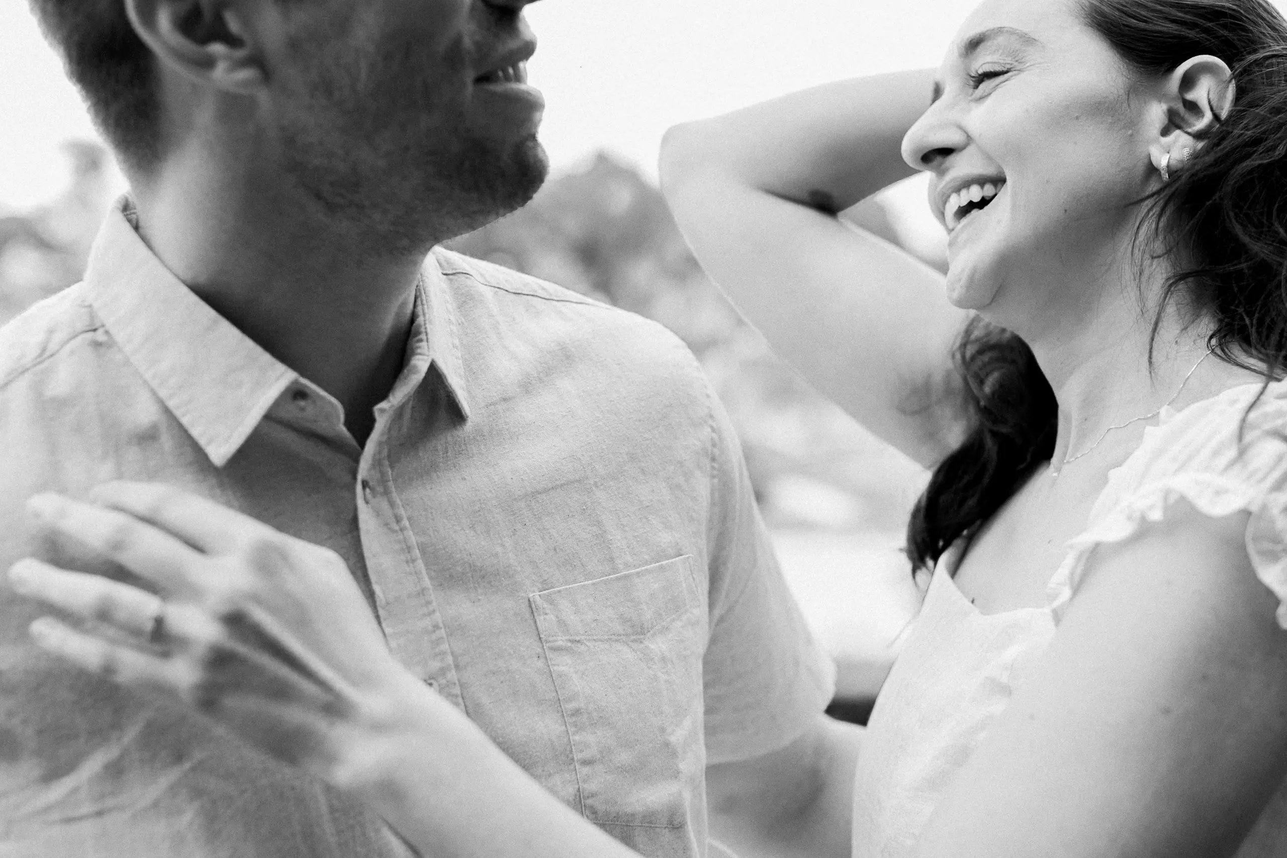 Momento leve e espontâneo no ensaio pré wedding no Museu do Ipiranga em São Paulo
