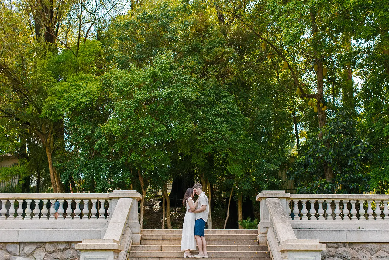 Casal vivendo momento de carinho em ensaio pré wedding no Museu do Ipiranga