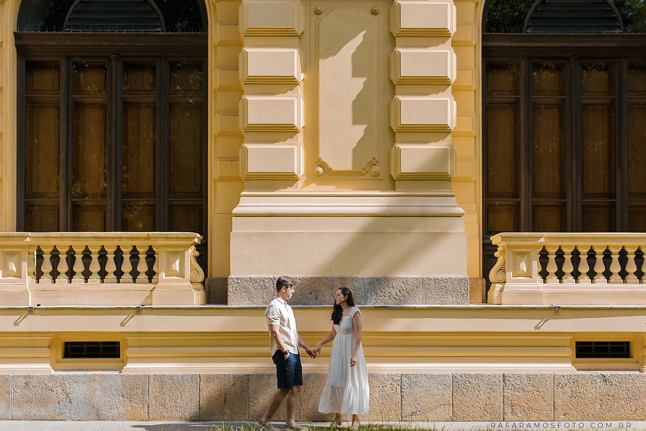 Ensaio pré wedding no Museu do Ipiranga com sorriso espontâneo e conexão verdadeira