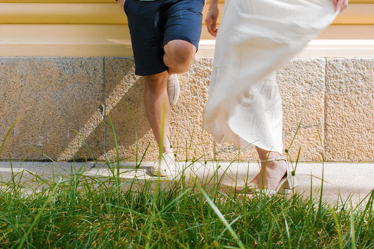 Detalhes do toque e afeto no ensaio pré wedding no Museu do Ipiranga em SP