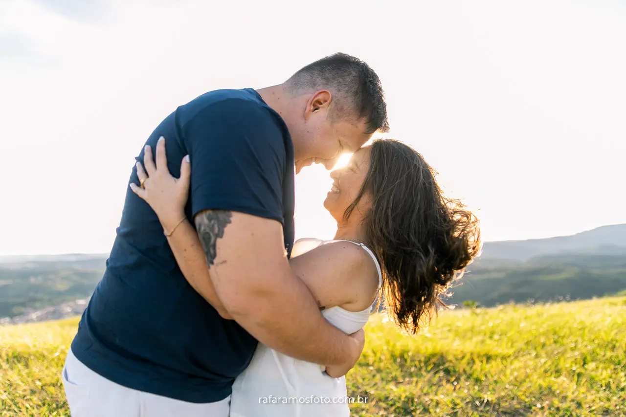 Ensaio pré wedding romântico nas montanhas com casal trocando olhares ao pôr do sol