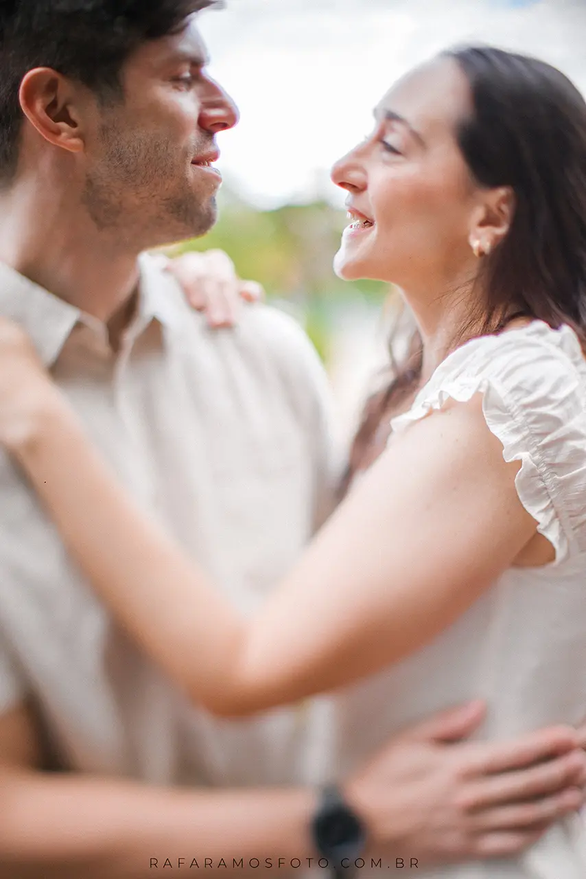 Close romântico do casal durante ensaio pré wedding em São Paulo