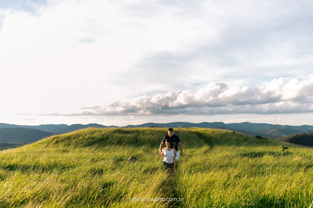Fotógrafo registrando ensaio pré wedding nas montanhas de São Paulo ao entardecer