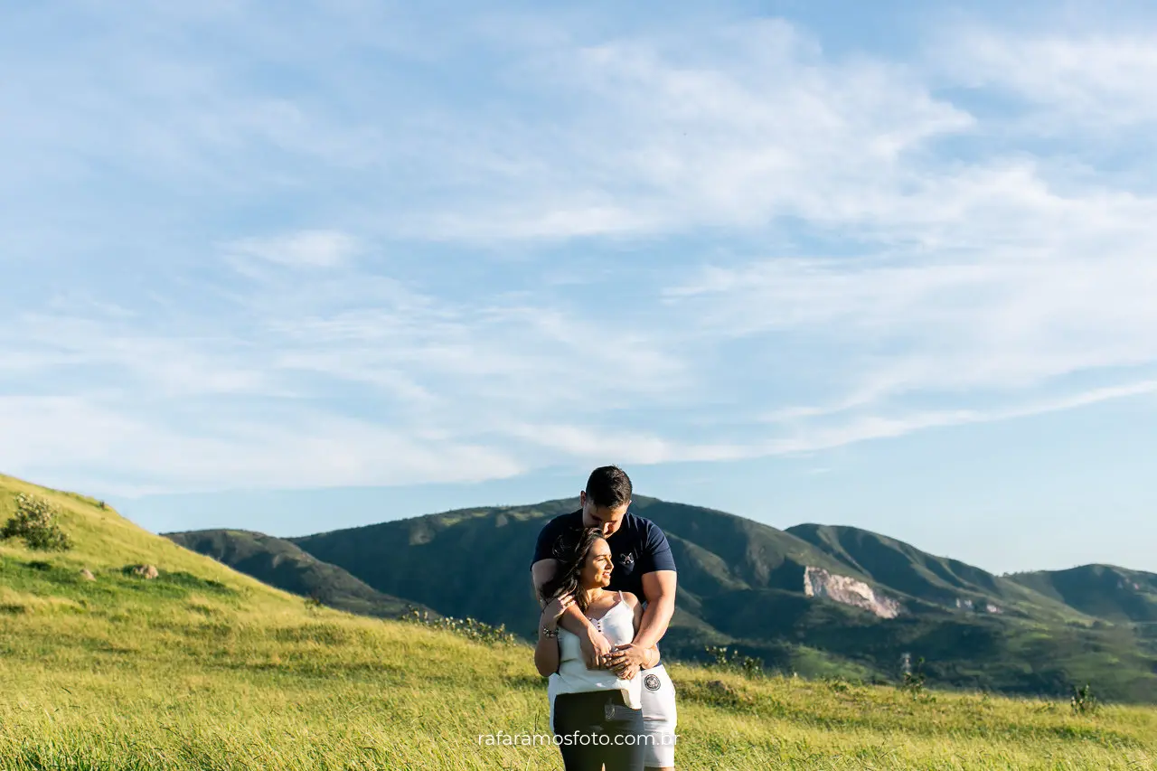 Casal em ensaio pré wedding nas montanhas em São Paulo com pôr do sol ao fundo