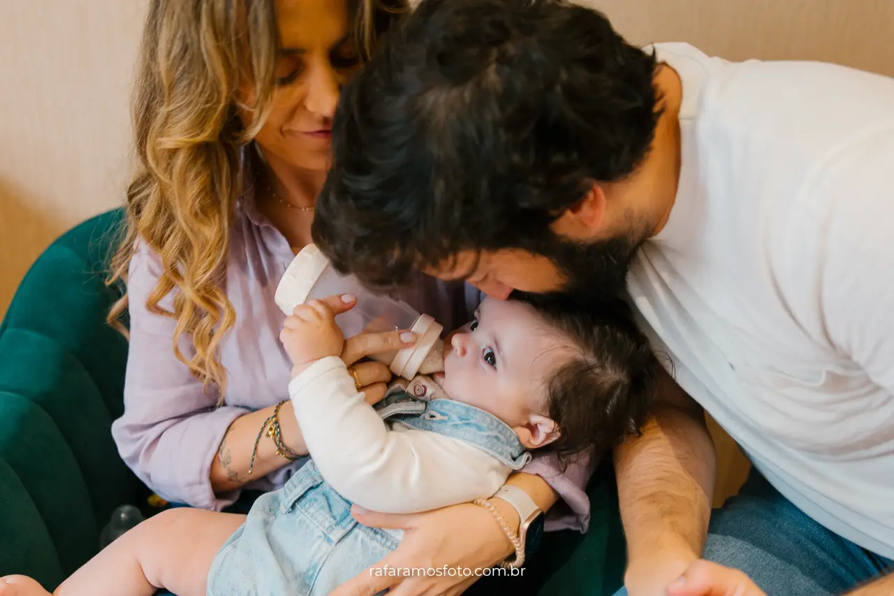 Ensaio de família documental em SP — cena natural de rotina com bebê em casa