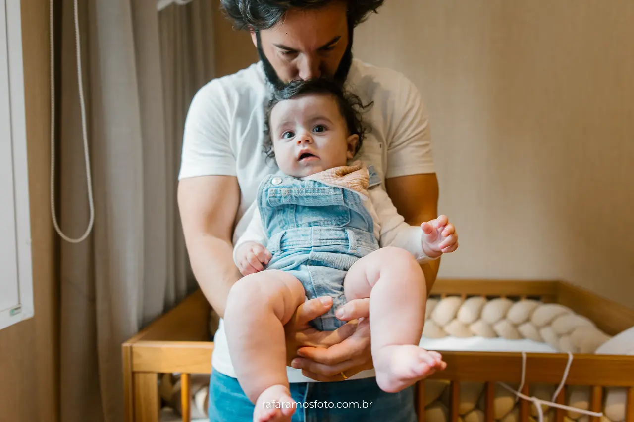 Ensaio de família no estilo documental — detalhe de afeto entre mãe e bebê