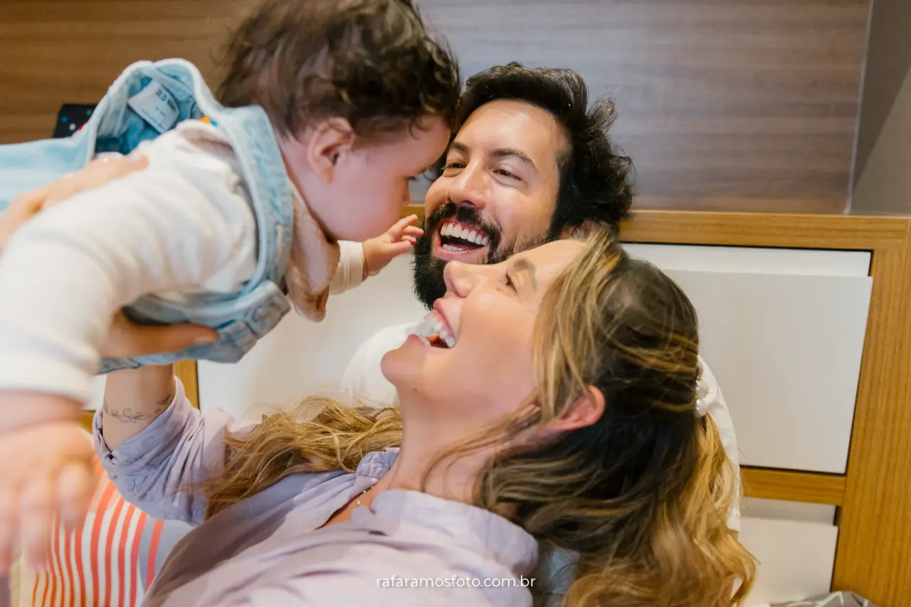 Ensaio de família documental — momento de interação entre pais e bebê em casa