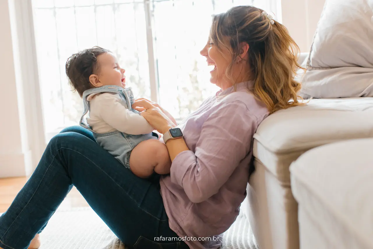 Ensaio de família documental — fotografia autêntica de rotina familiar com bebê