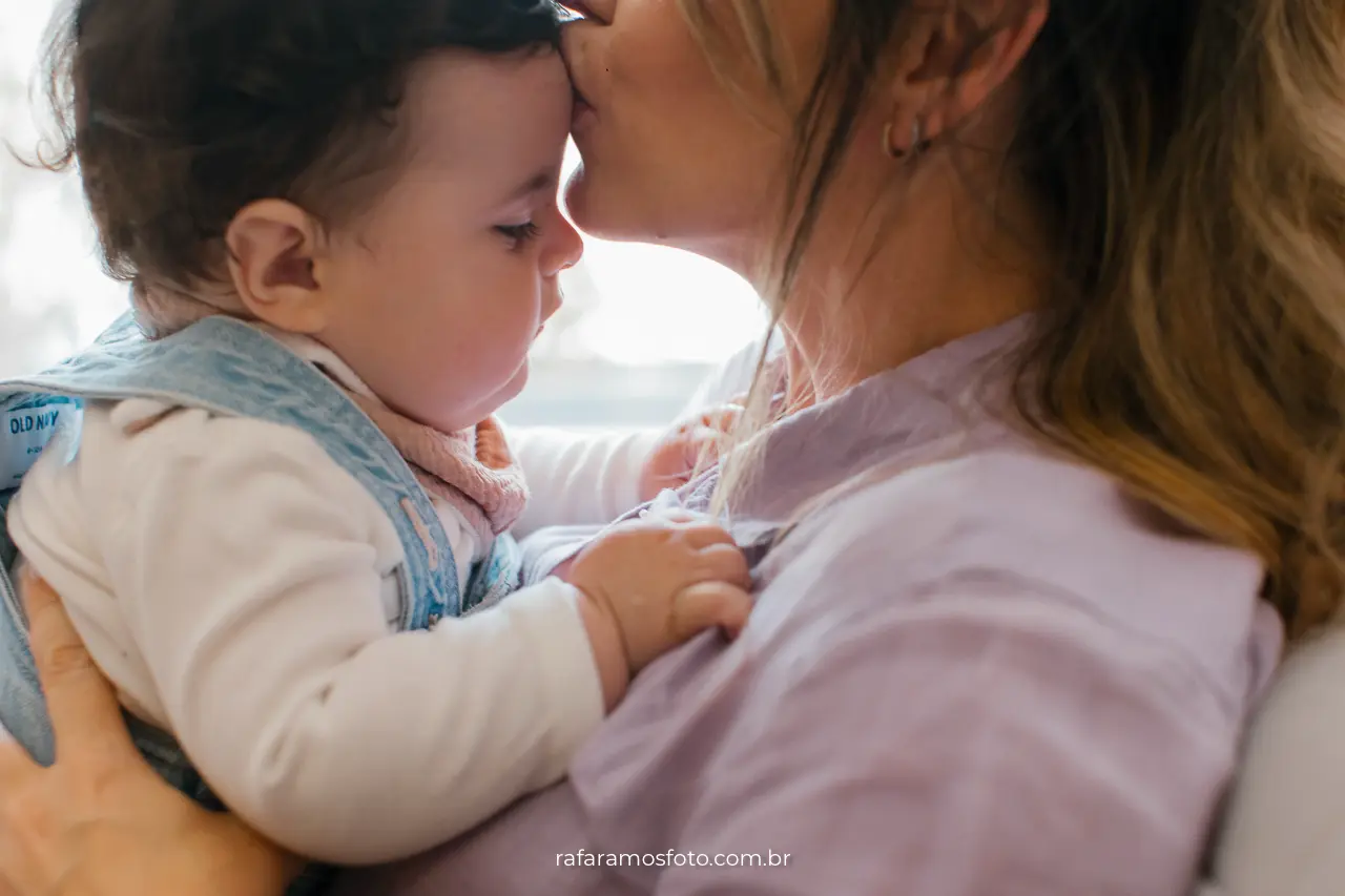 Fotografia documental de família — registro de detalhe cotidiano com luz natural