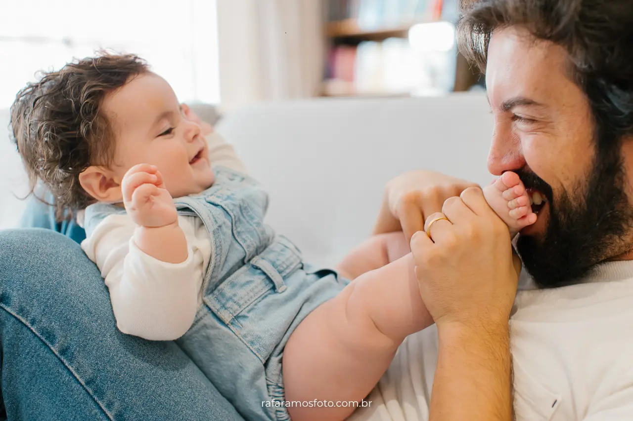 Fotografia de família no estilo documental — encerramento do ensaio com cena afetiva