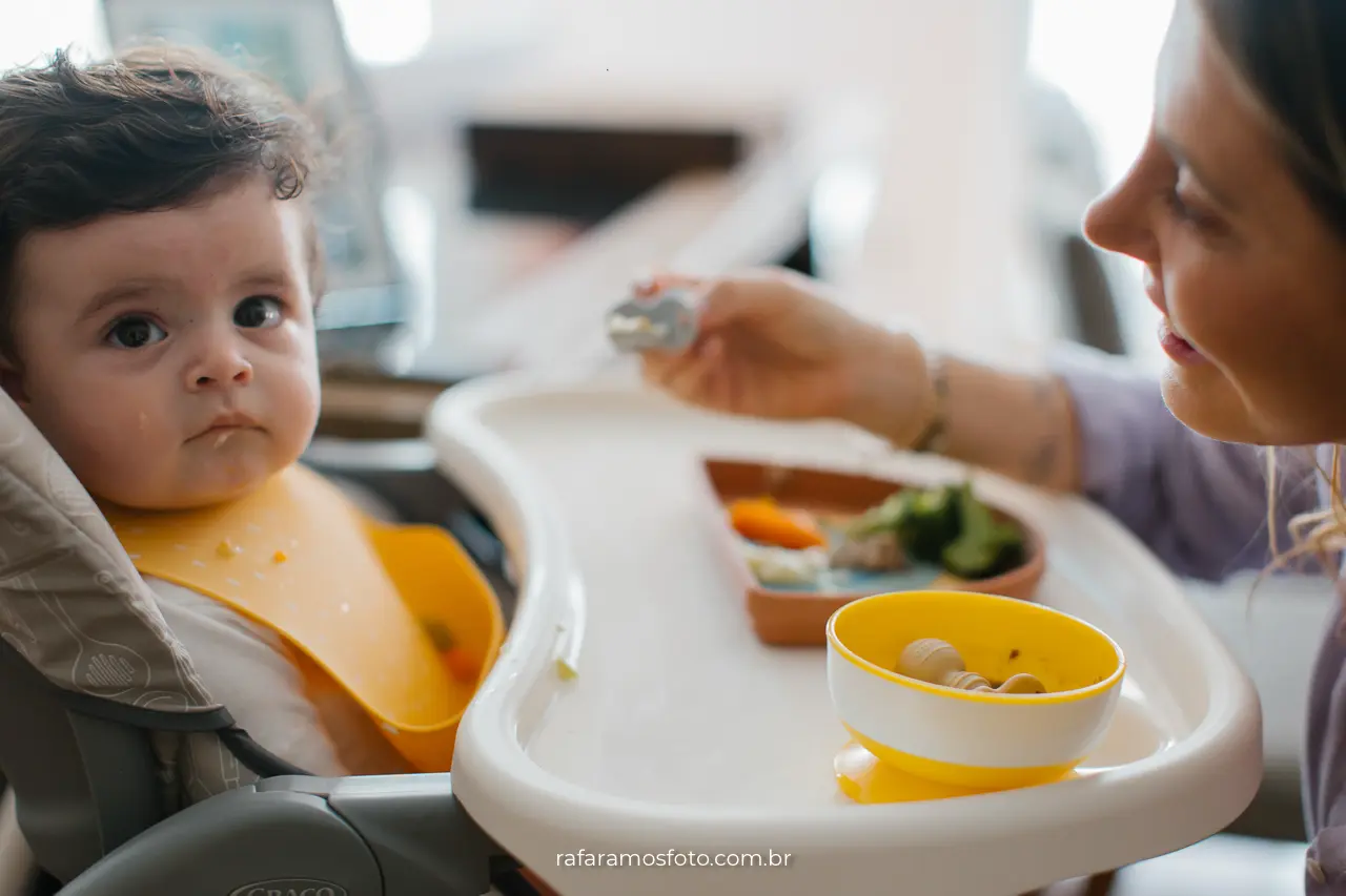 Ensaio de família em casa — registro natural de rotina familiar com bebê