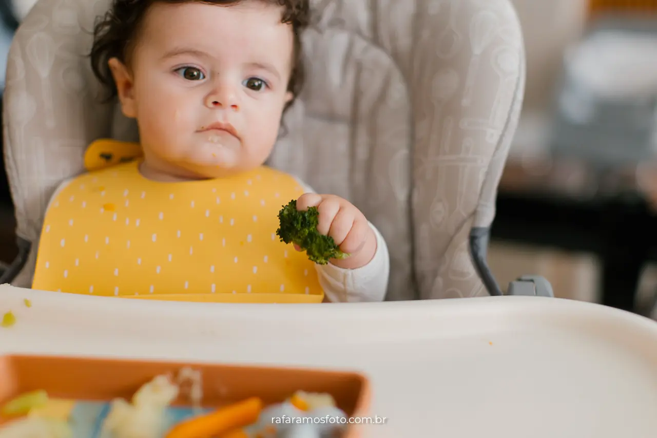 Ensaio de família em casa — detalhe de conexão entre pais e bebê