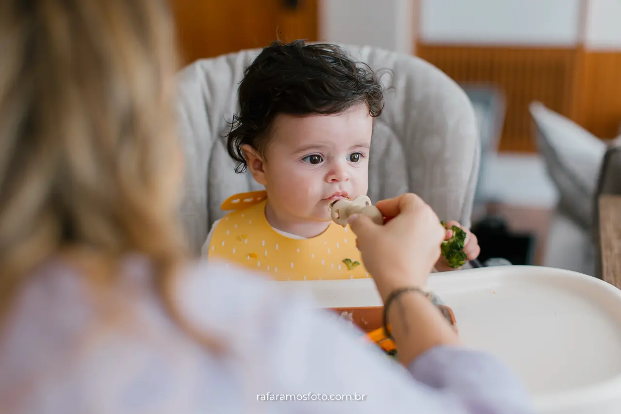 Fotografia documental de família em casa — registro autêntico do cotidiano