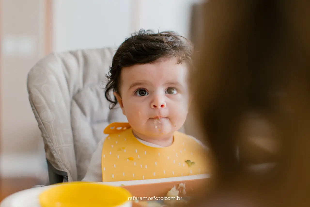 Ensaio de família em casa — momento de afeto entre pai, mãe e bebê
