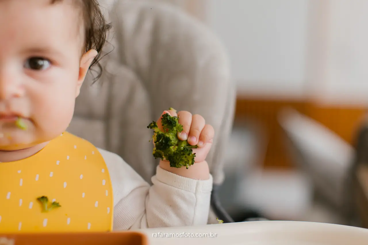 Fotografia de família em casa — cena natural do dia a dia com luz ambiente
