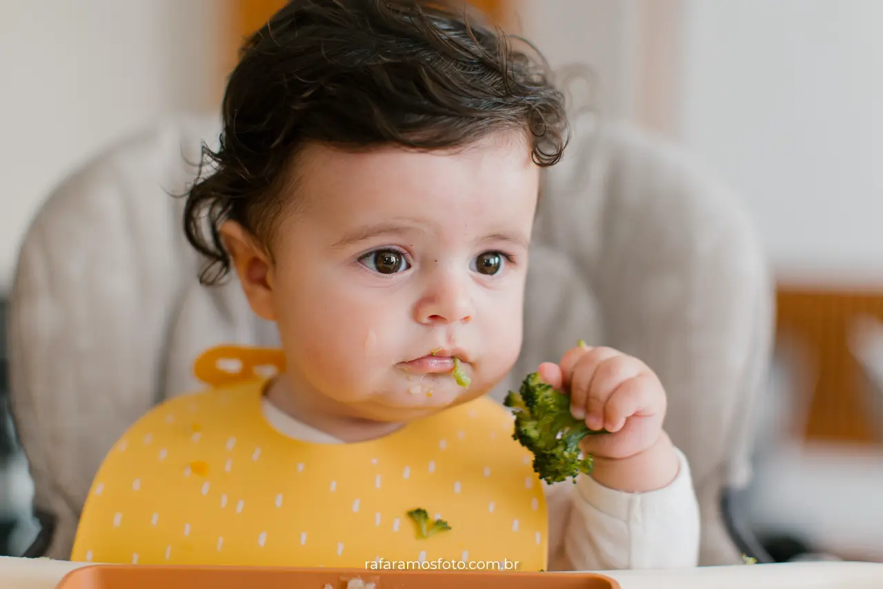 Ensaio de família em casa — bebê brincando em ambiente doméstico com luz natural