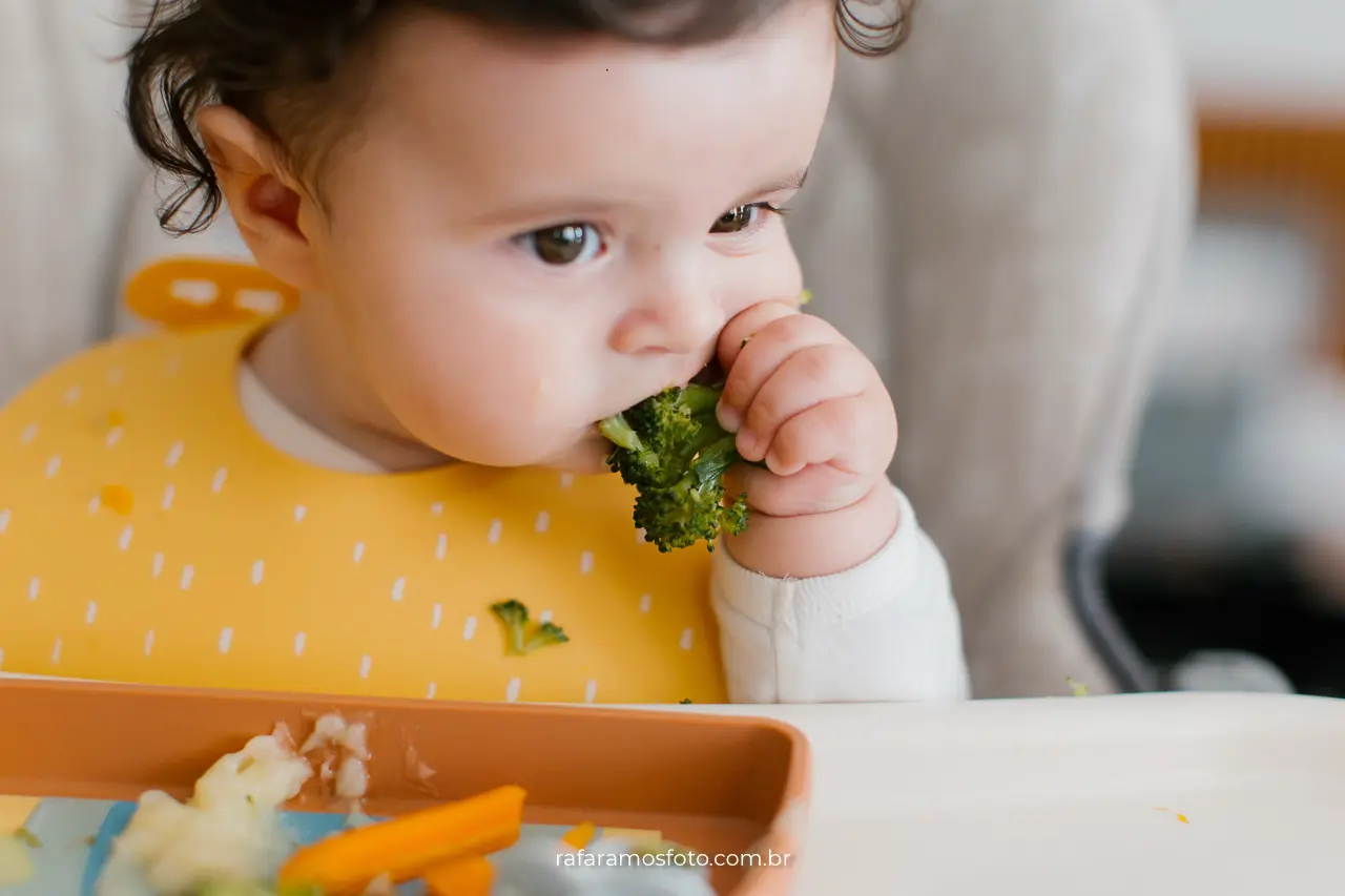 Fotografia de família em casa — detalhe de gesto afetivo entre os membros da família