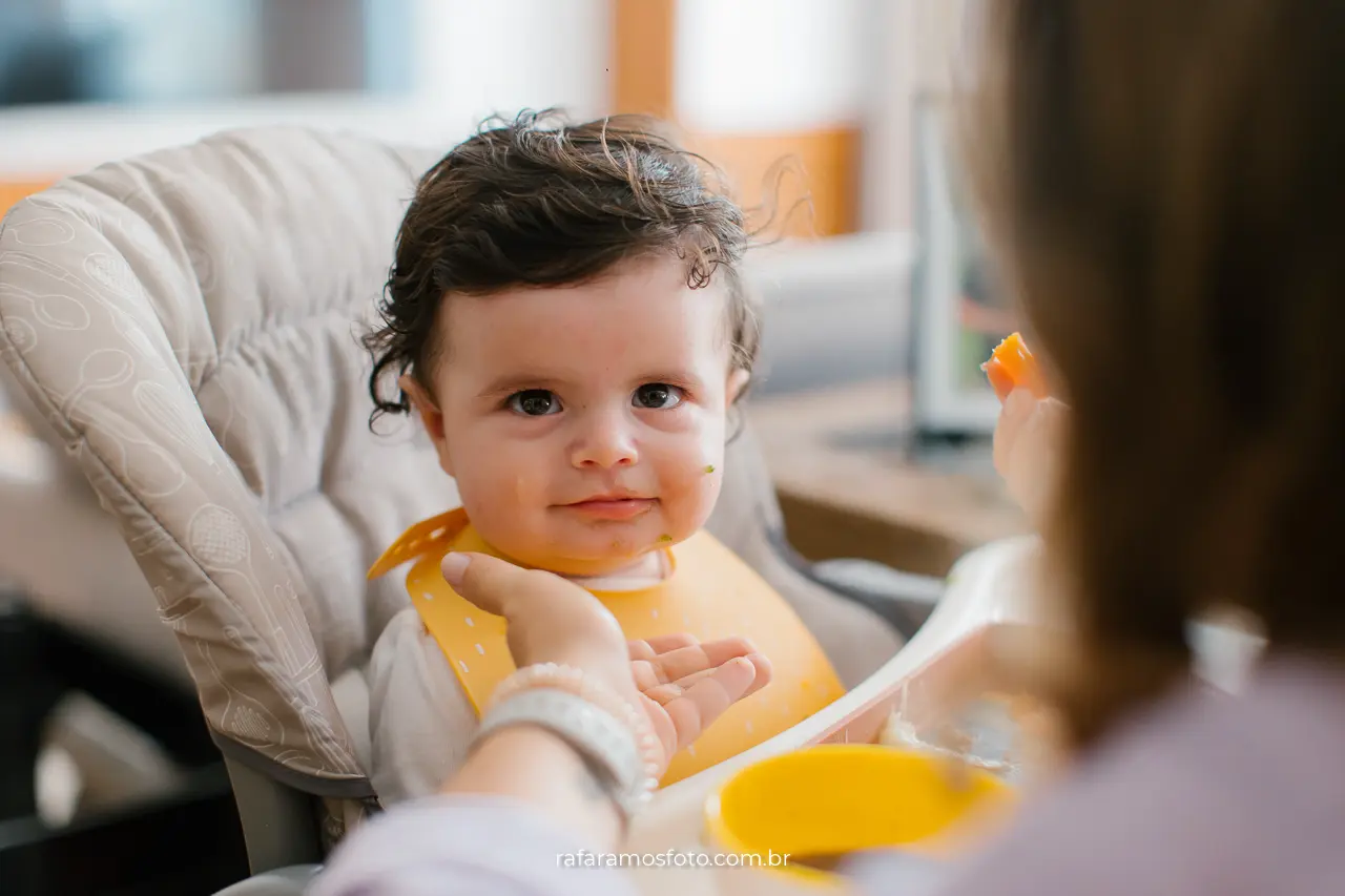 Ensaio de família em casa em São Paulo — registro espontâneo de rotina com bebê