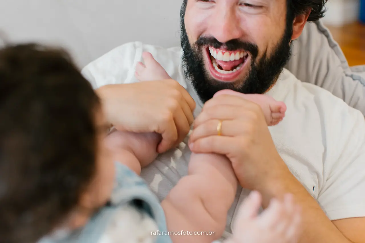 Ensaio de família no parque — abertura do passeio ao ar livre com bebê no colo
