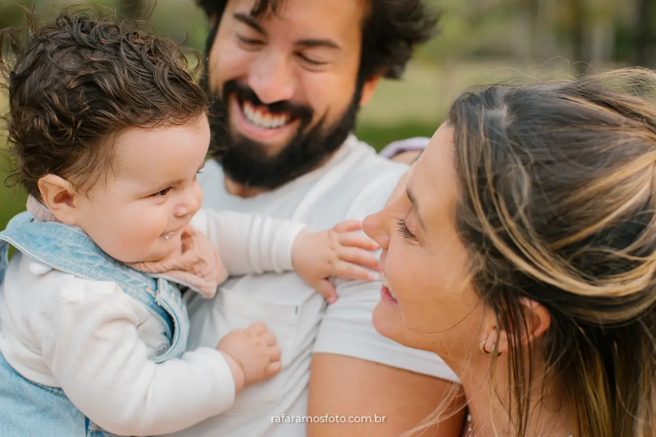 Fotografia de família no parque em SP — registro espontâneo com bebê ao ar livre