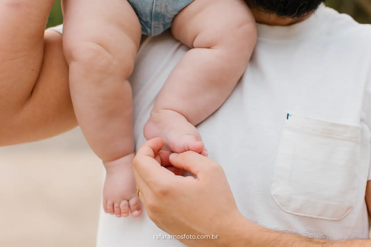 Ensaio de família no parque — momento de cumplicidade entre pais e filho