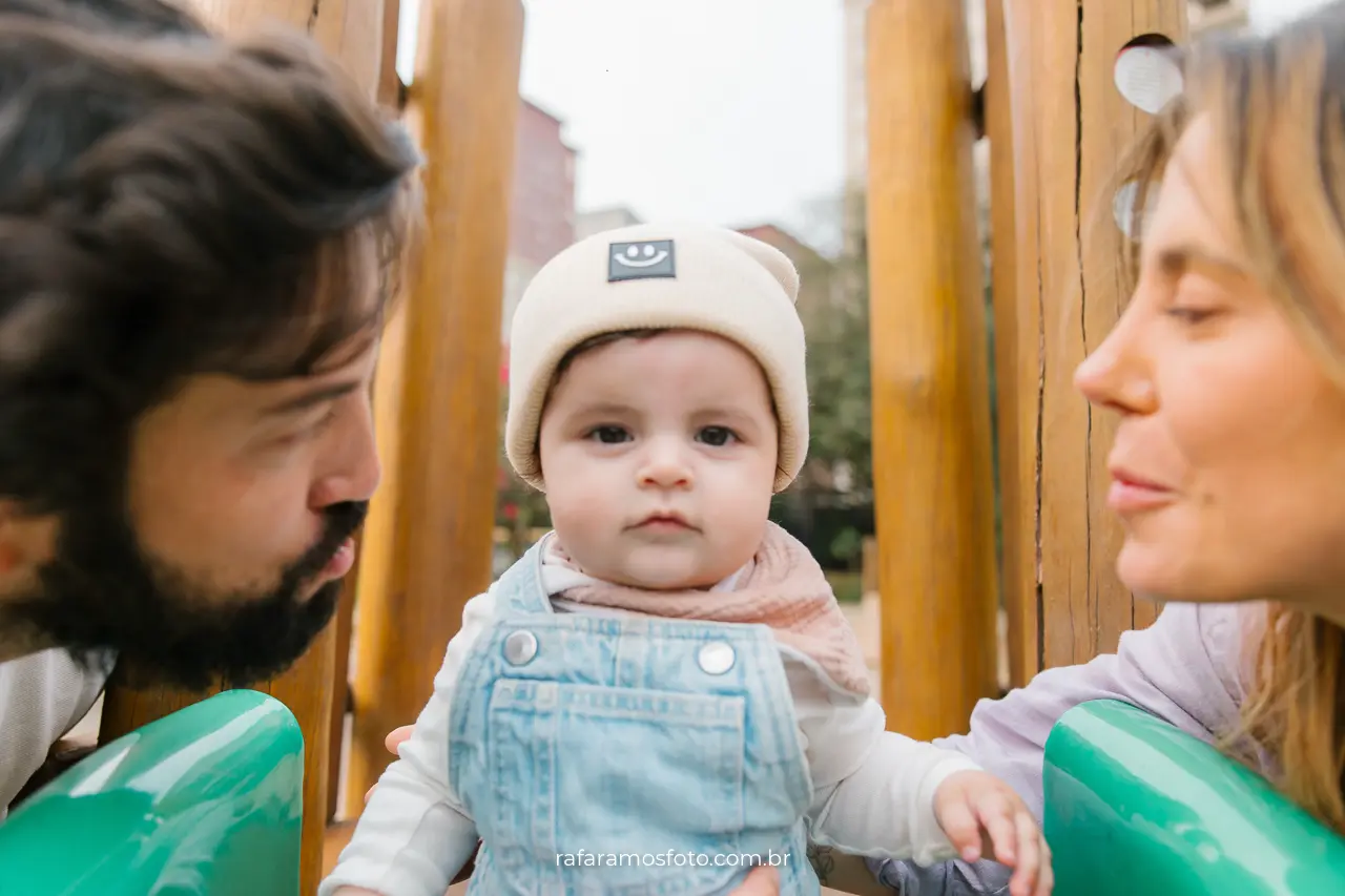 Ensaio de família no parque — registro natural de pais com bebê na natureza