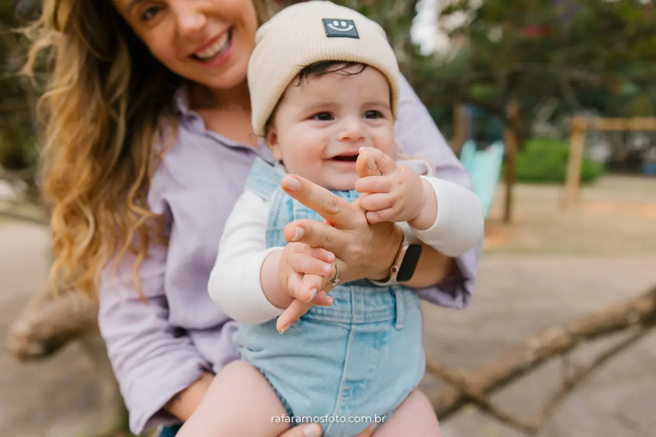 Ensaio de família no parque em São Paulo — momento de brincadeira ao ar livre
