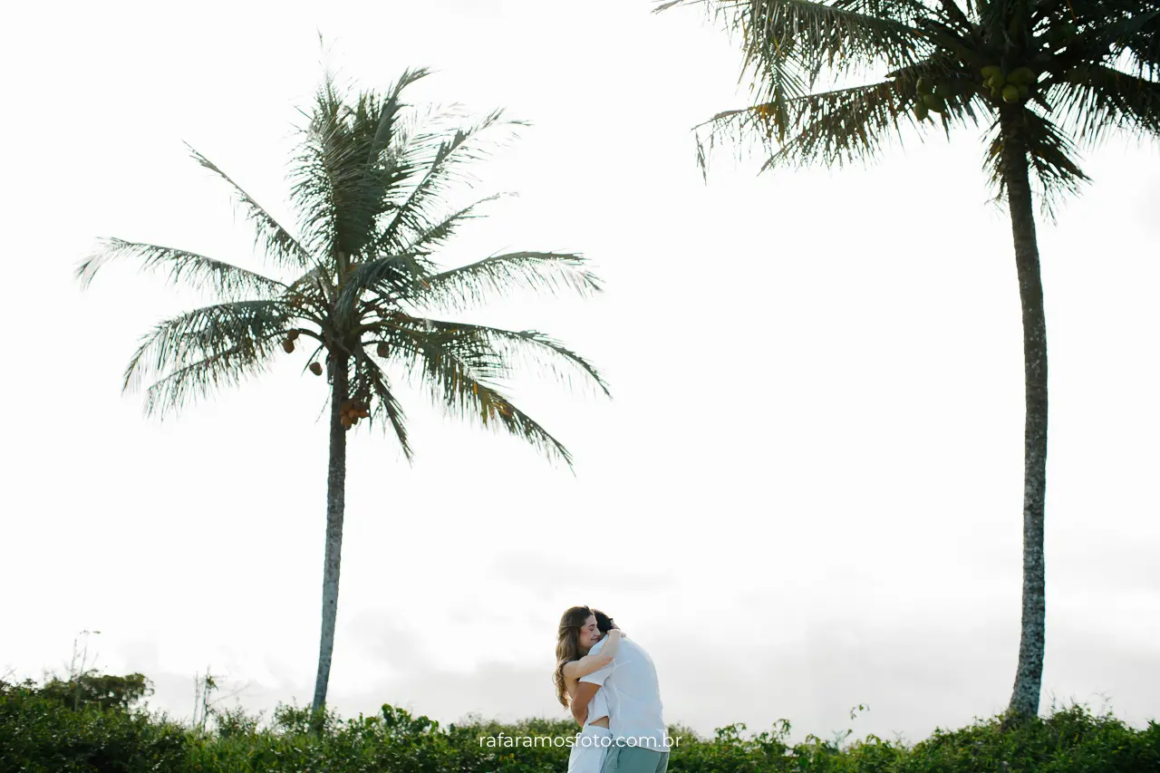 ensaio pré casamento na Riviera de São Lourenço fotógrafo em riviera casal abraçado na praia