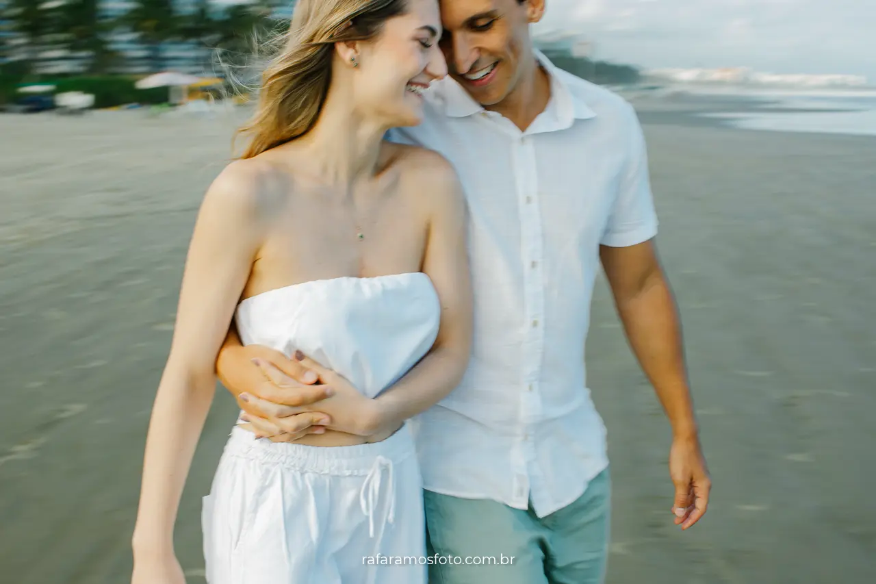 ensaio pré casamento na Riviera de São Lourenço fotógrafo em riviera casal noivos na praia
