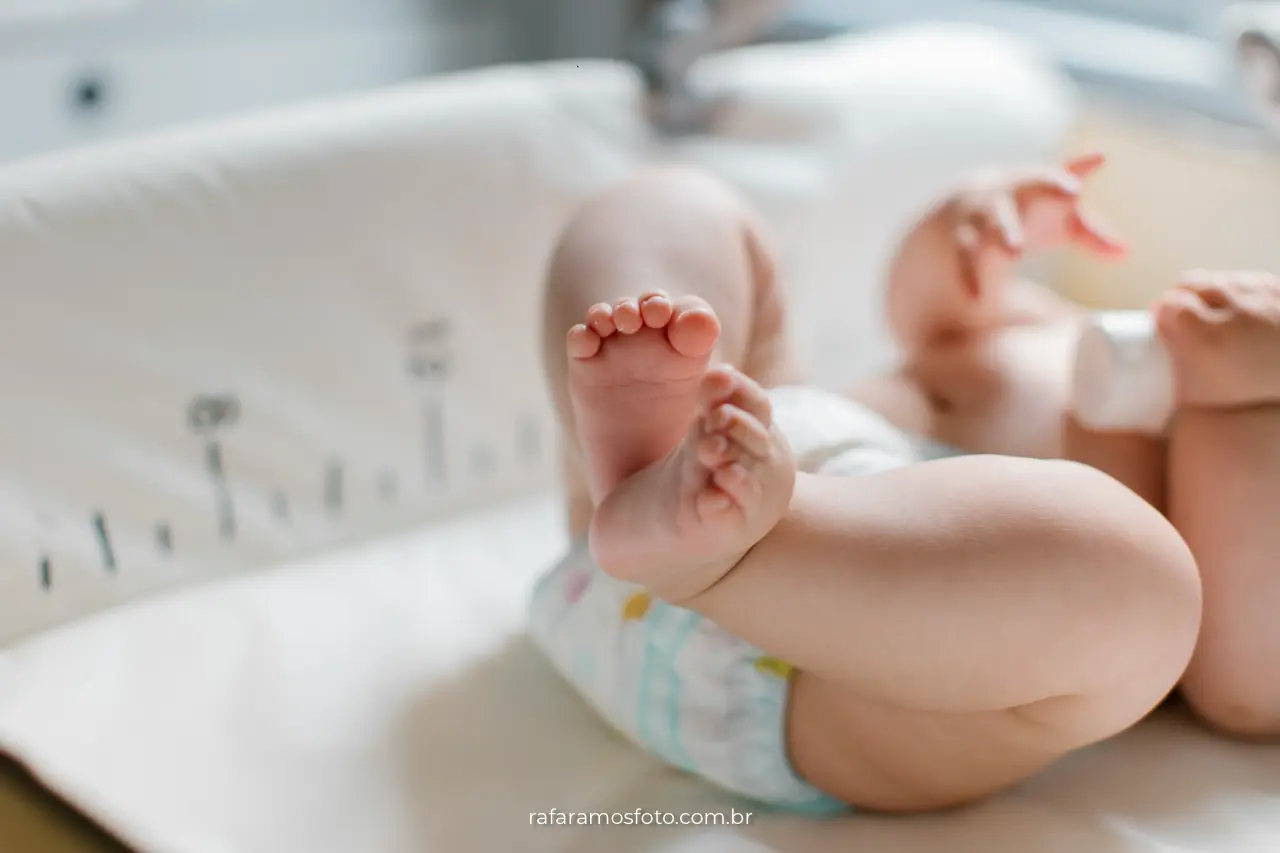Fotografia de família em São Paulo — registro de cumplicidade entre os três em casa