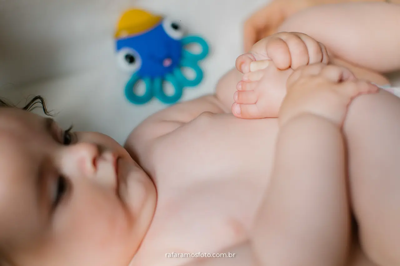 Fotografia de família em SP — cena espontânea com bebê no colo durante ensaio em casa