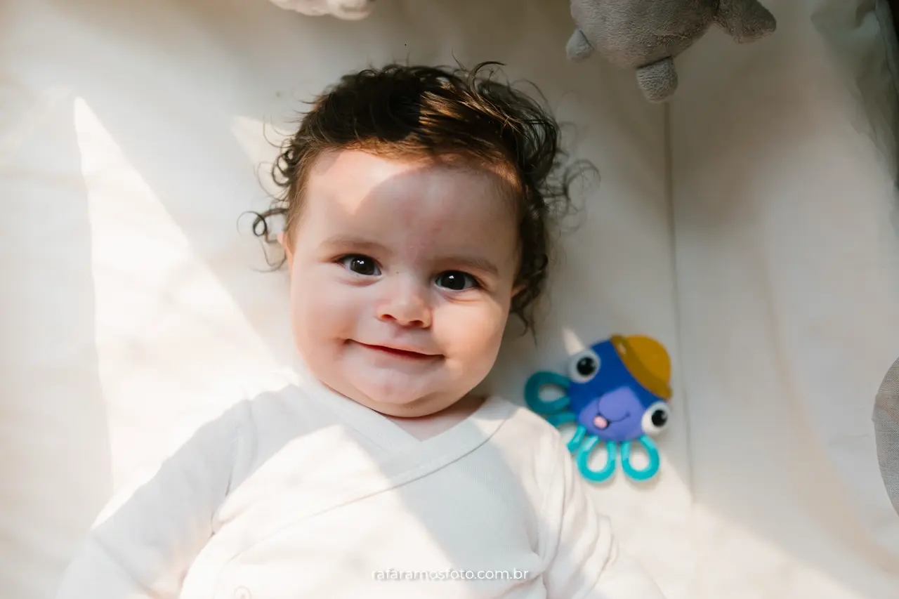 Fotografia de bebê — primeiro registro da série com bebê em momento natural