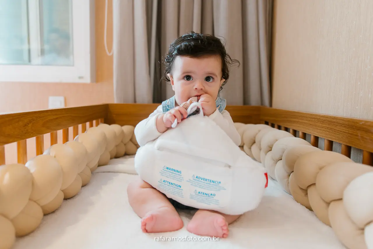 Fotógrafo de bebê — detalhe de mãos e pés de bebê pequeno com luz natural