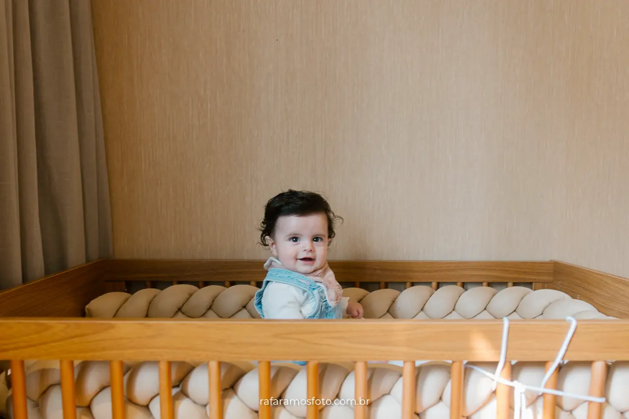 Fotógrafo de bebê em São Paulo — registro delicado de bebê em momento espontâneo