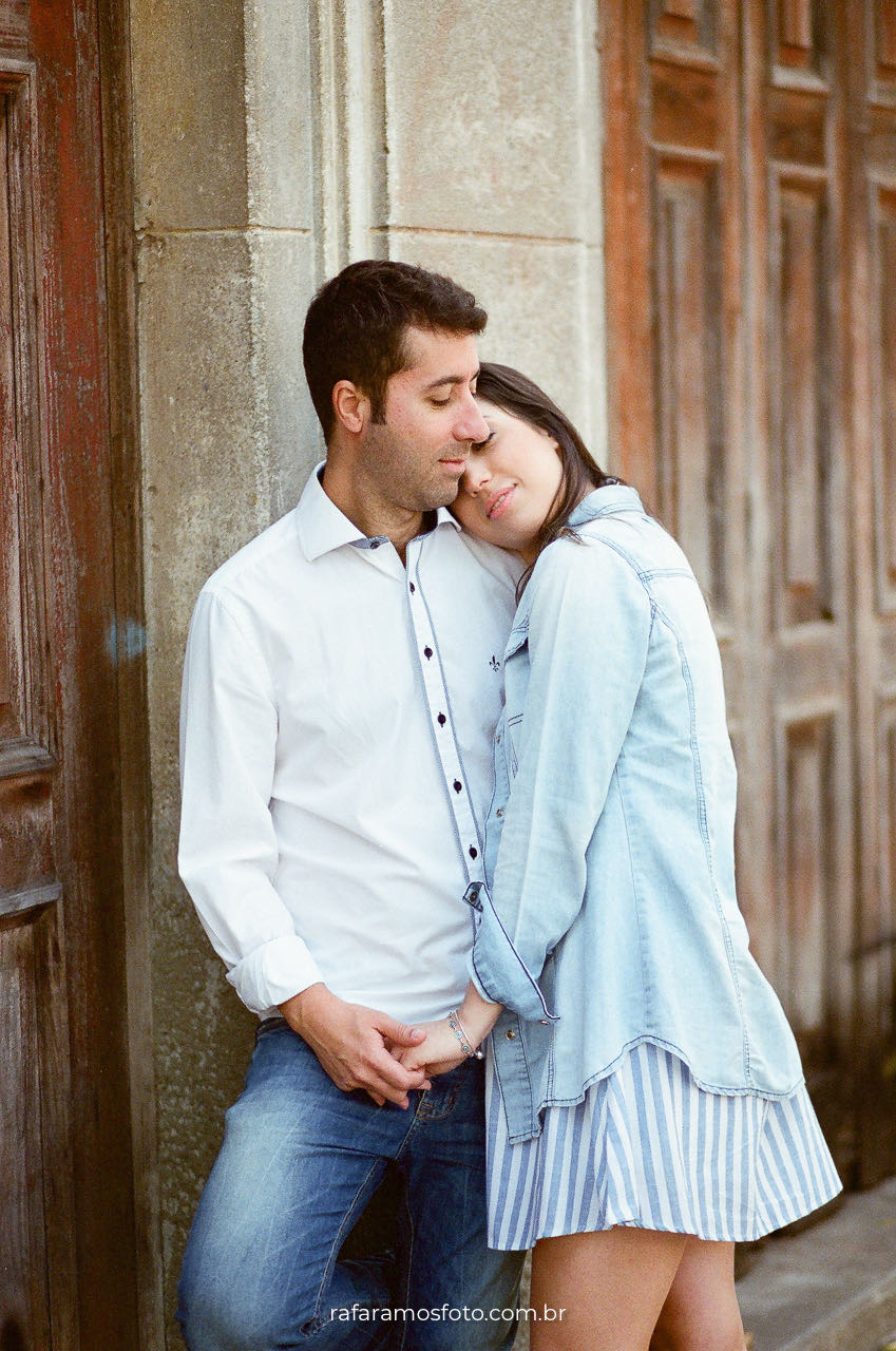 Retrato de casal em ensaio analógico com atmosfera cinematográfica em São Paulo