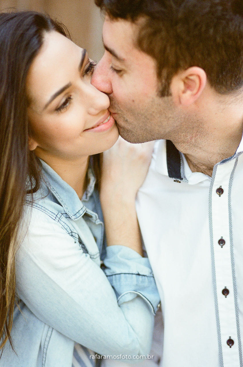 Ensaio de casal com fotografia em filme e estética emocional em São Paulo