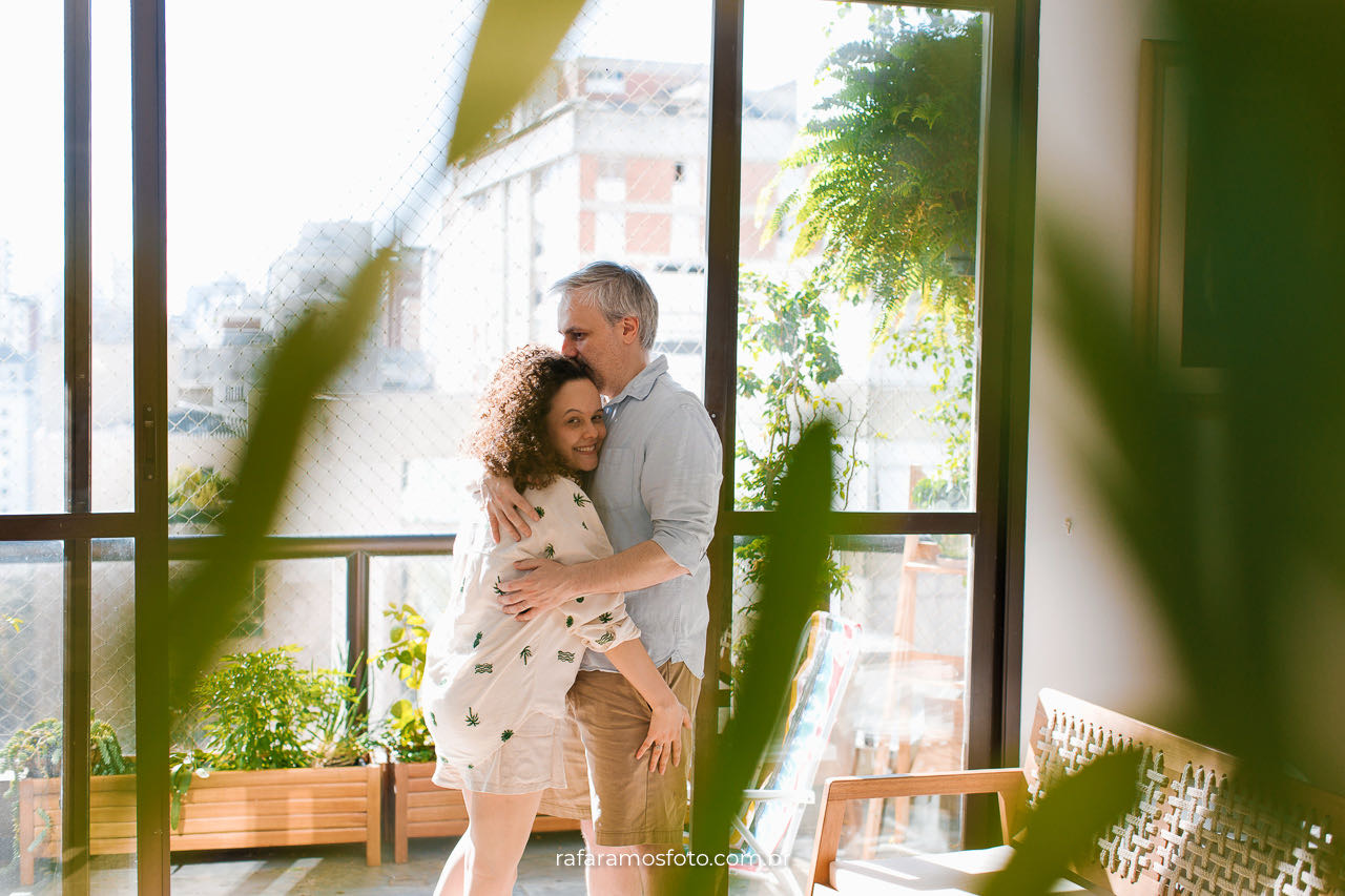 fotografia de família em casa interação natural pais e bebê sp
