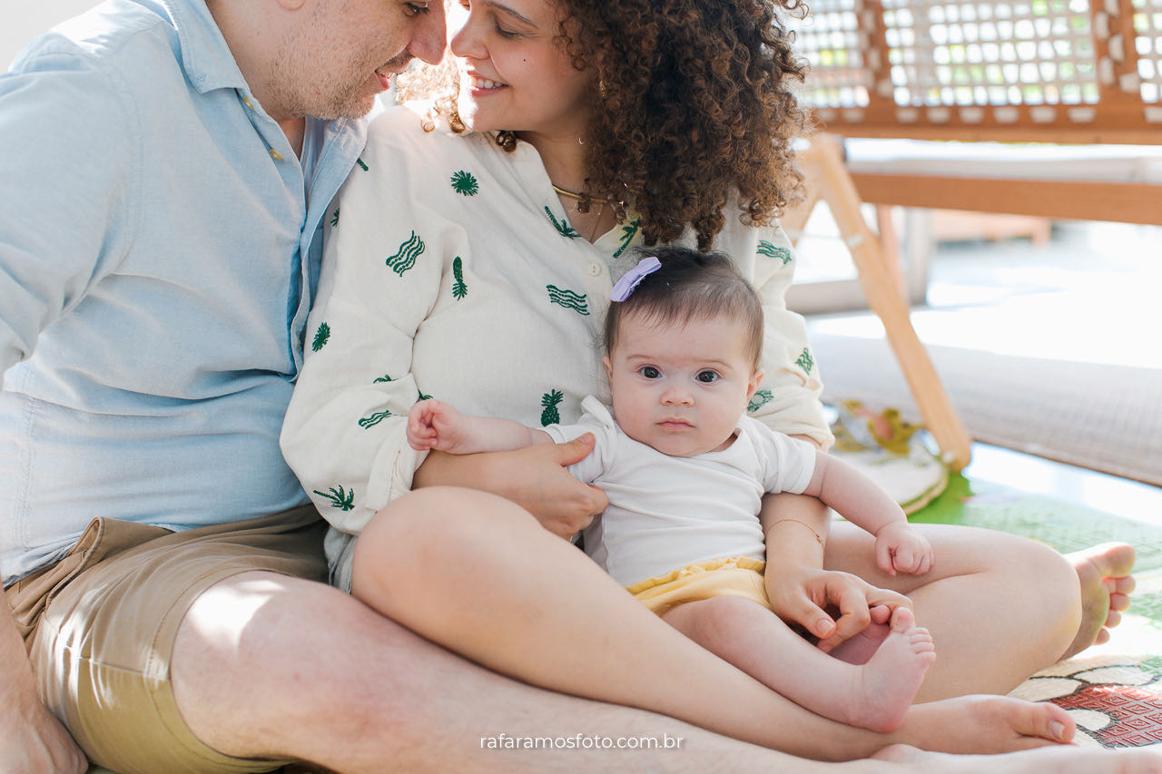 família em casa momento de carinho fotografia espontânea