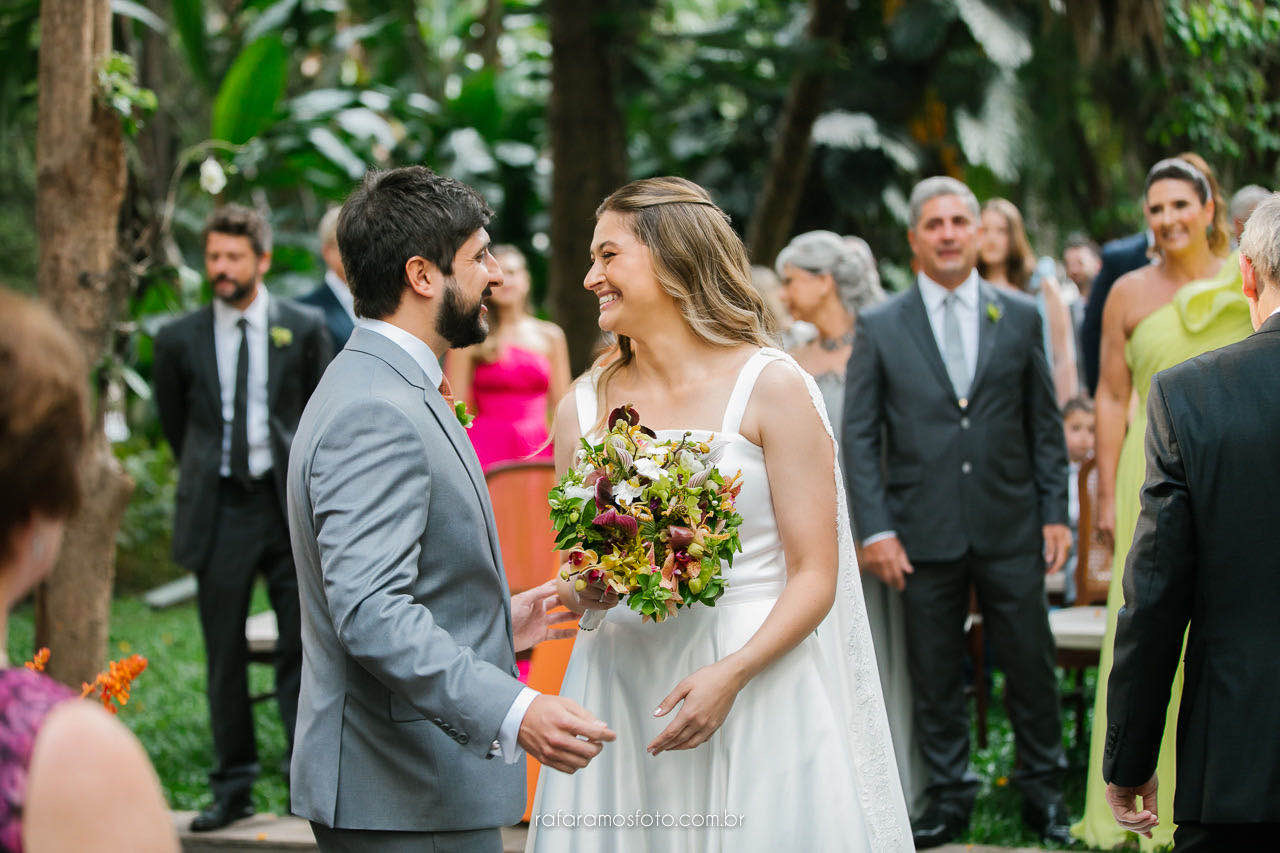 momento espontâneo dos noivos durante casamento no jardim