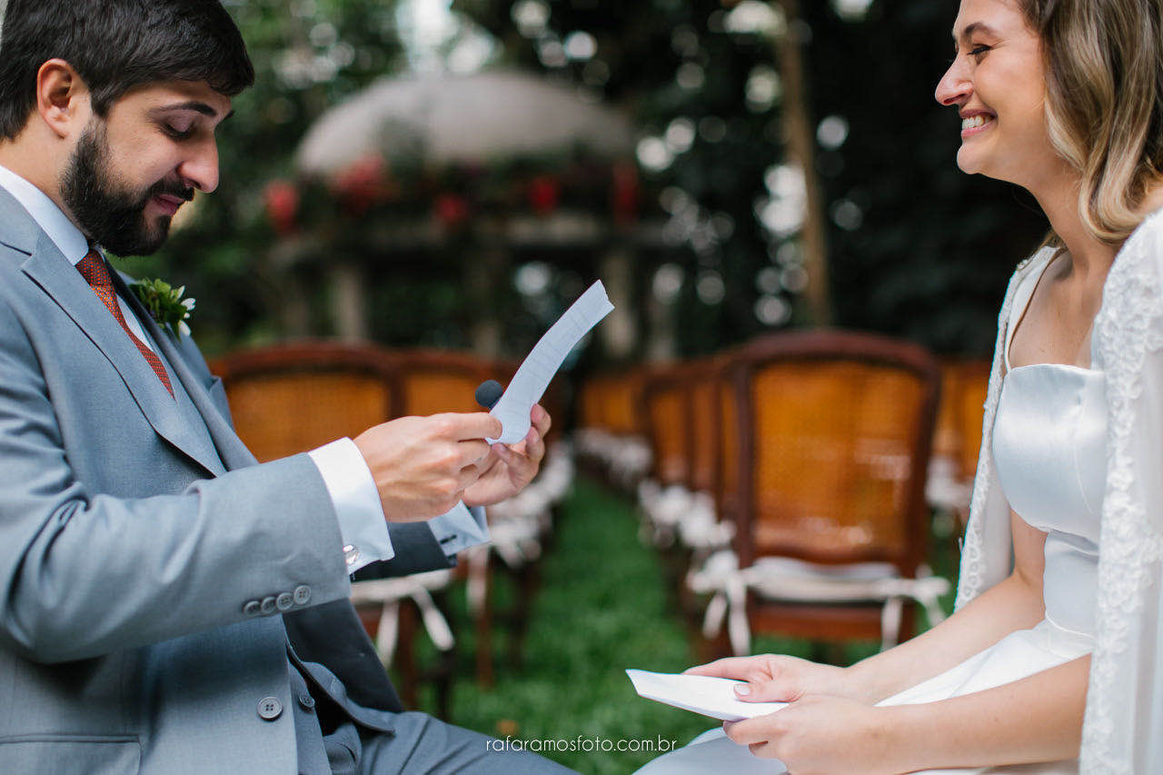 casal trocando votos reservadamente no casamento