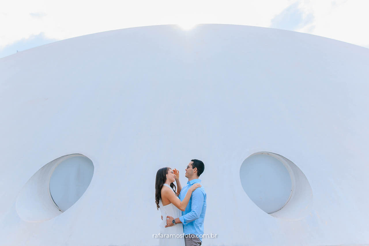 Ensaio de casal no Parque Ibirapuera com arquitetura modernista e composição minimalista